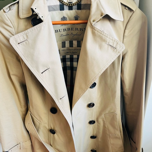 Burberry mid-length Sandrigham trench size UK4/US2- like new! Worn maybe 5x. - Picture 3 of 4